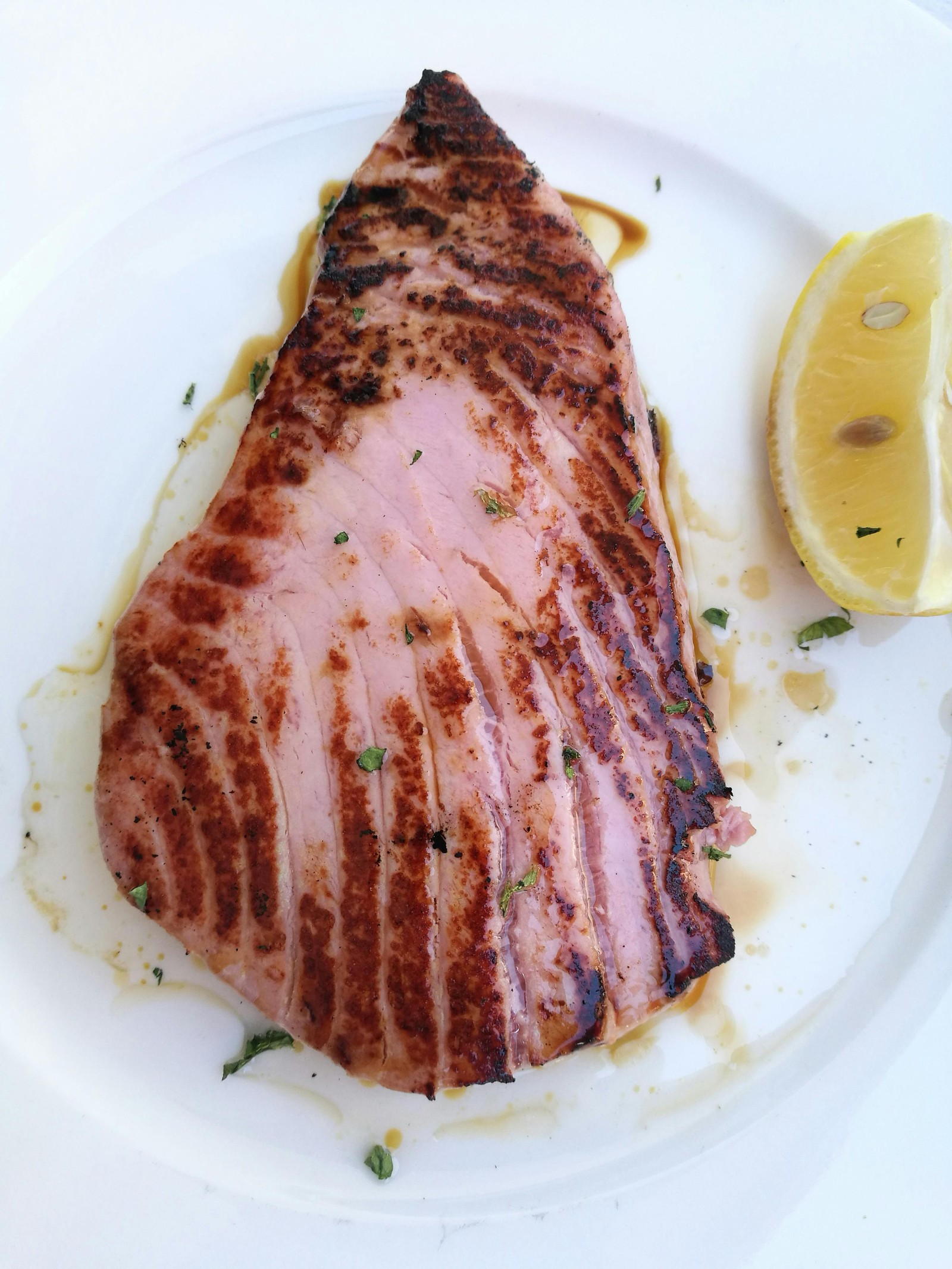 Tuna steak iz tave: Savršeno jelo koje će vas oduševiti!