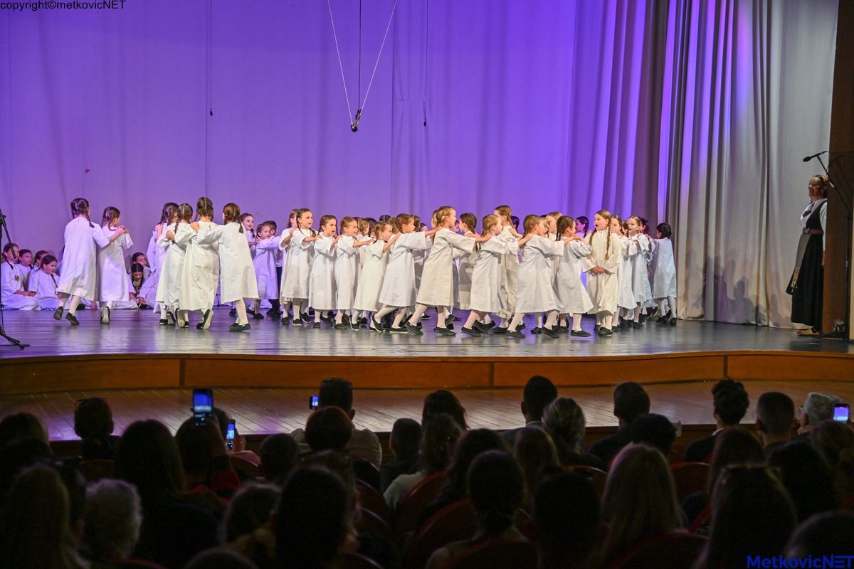 U Metkoviću održana prva smotra folklora za mlade (FOTO)