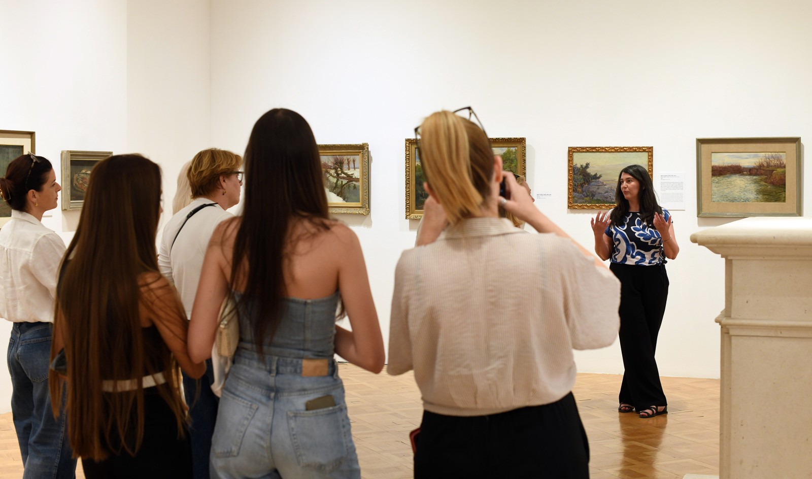 Brojni posjetitelji uz stručno vodstvo razgledali izložbu „Zbirka Kviz“ u Umjetničkoj galeriji Dubrovnik