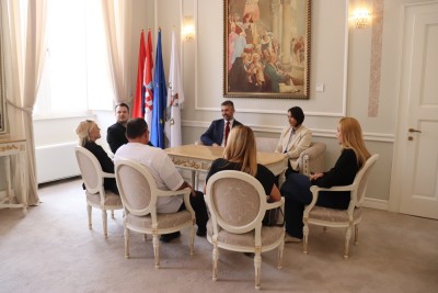 Nagrađivani ansambl Kazališta Marina Držića primljen od gradonačelnika