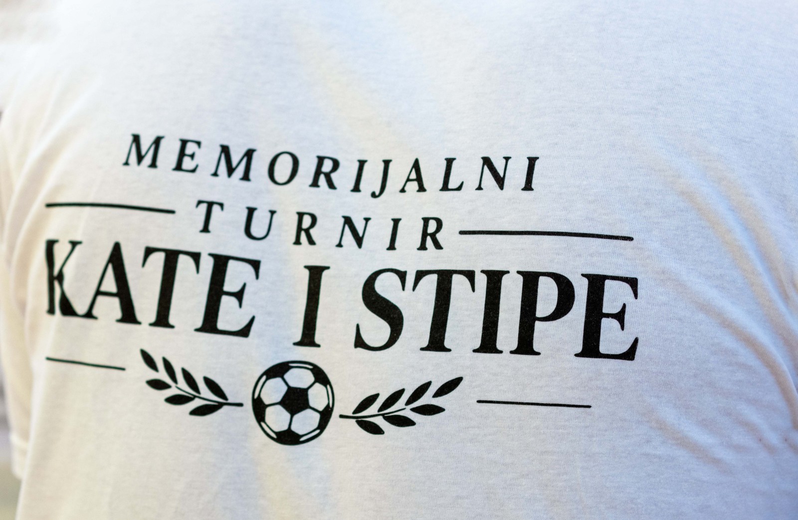 Na igralištu Osnovne škole Gradac u subotu je održan 1. Memorijalni turnir Kate i Stipe, događaj koji je kroz sport, zajedništvo i druženje okupio velik broj sudionika i posjetitelja u spomen na prerano preminule Katarinu i Stjepana Đerek.