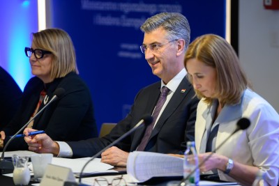 Župan Pezo na sjednici Otočnog vijeća uručeni ugovori