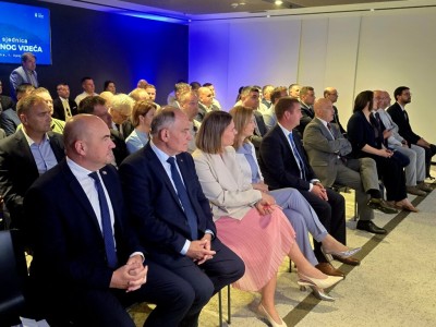 Župan Pezo na sjednici Otočnog vijeća uručeni ugovori