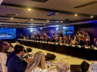 Župan Pezo na sjednici Otočnog vijeća uručeni ugovori