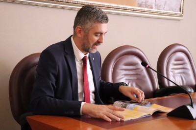 Mlade novinarke iz OŠ Marina Getaldića posjetile gradonačelnika Frankovića