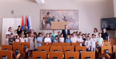 Gradonačelnik ugostio učenike i učiteljice koje promiču znakovni jezik
