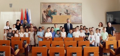Gradonačelnik ugostio učenike i učiteljice koje promiču znakovni jezik