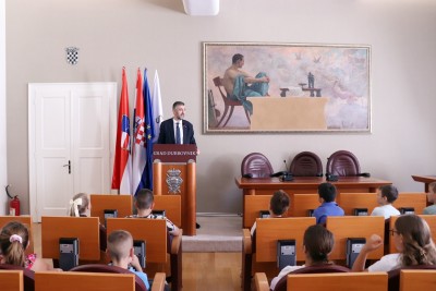Gradonačelnik ugostio učenike i učiteljice koje promiču znakovni jezik