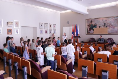Gradonačelnik ugostio učenike i učiteljice koje promiču znakovni jezik