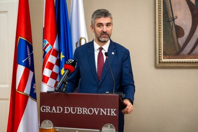 Ulica Iva Vojnovića obogaćena novim drvećem