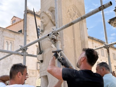 Uklonjena zaštitna skela s Orlandovog stupa, postavlja se nova ograda