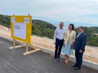 Butković otvorio obnovljenu Vela riva u Malom Lošinju