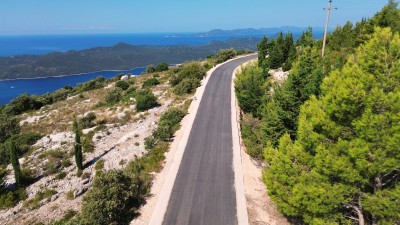 Izrađene betonske pasice uz cestu Dubravica – Majkovi