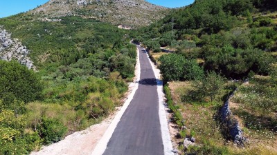 Izrađene betonske pasice uz cestu Dubravica – Majkovi