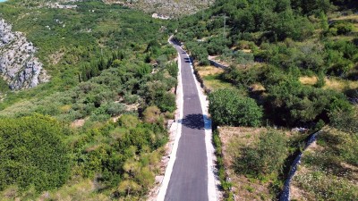 Izrađene betonske pasice uz cestu Dubravica – Majkovi