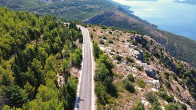 Izrađene betonske pasice uz cestu Dubravica – Majkovi