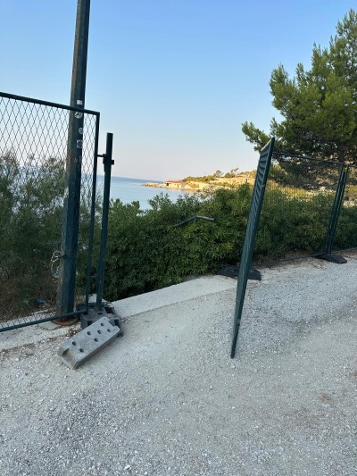 Poziv na poštivanje pješačkog koridora na plaži Kupari