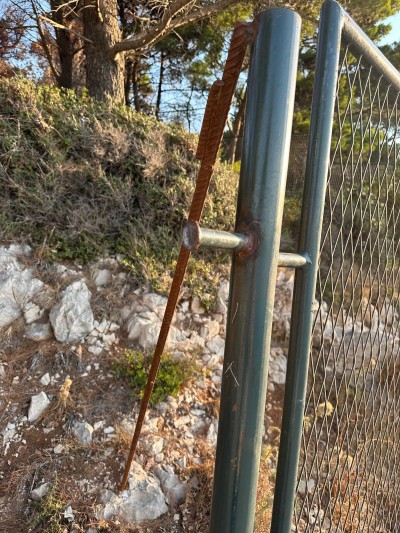 Poziv na poštivanje pješačkog koridora na plaži Kupari