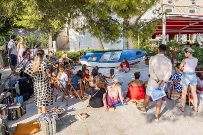 knjige-pod-stablima-cavtat_18082026_vlevi-6768.jpg
