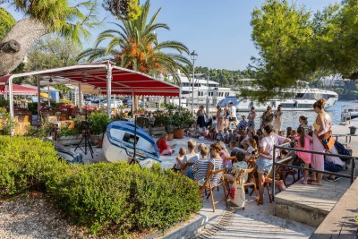 knjige-pod-stablima-cavtat_18082026_vlevi-6780.jpg