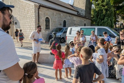 knjige-pod-stablima-cavtat_18082026_vlevi-6808.jpg