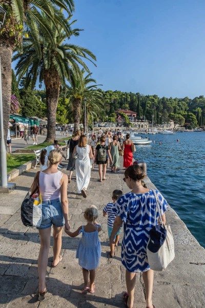 knjige-pod-stablima-cavtat_18082026_vlevi-6830.jpg