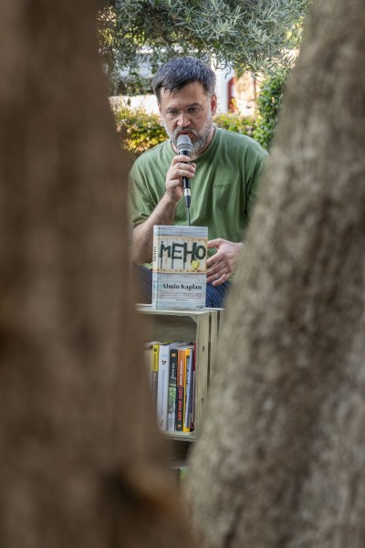 knjige-pod-stablima_almin-kaplan_30072026_vlevi-4745.jpg