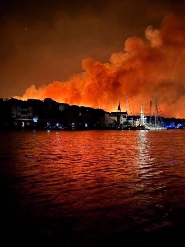Vatra stigla do kuća, dio ljudi izmješten na sigurno: Jutros na požarištu četiri Canadaira