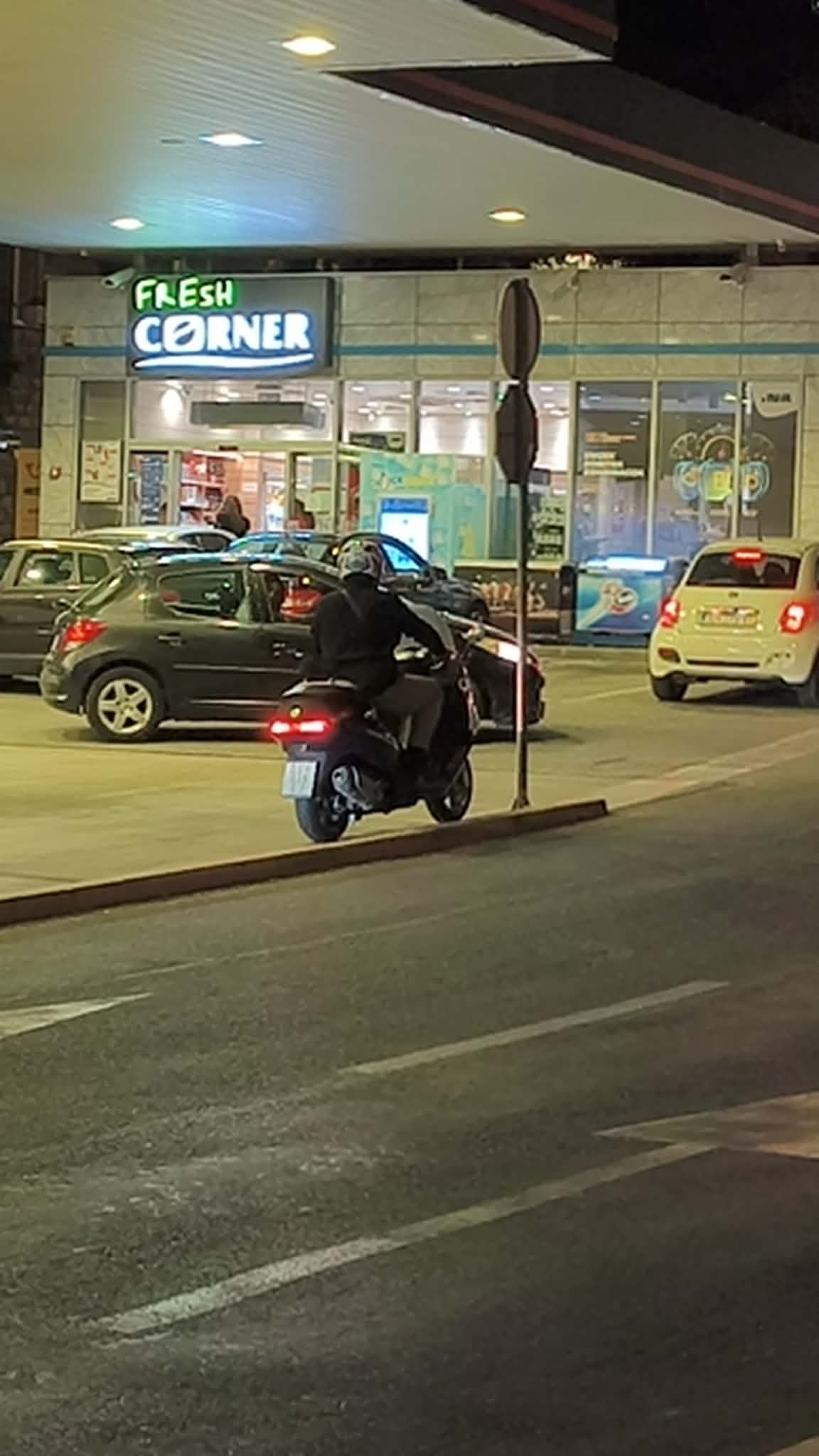 GORIVO I GRAD: Pod dubom i skutera i auta