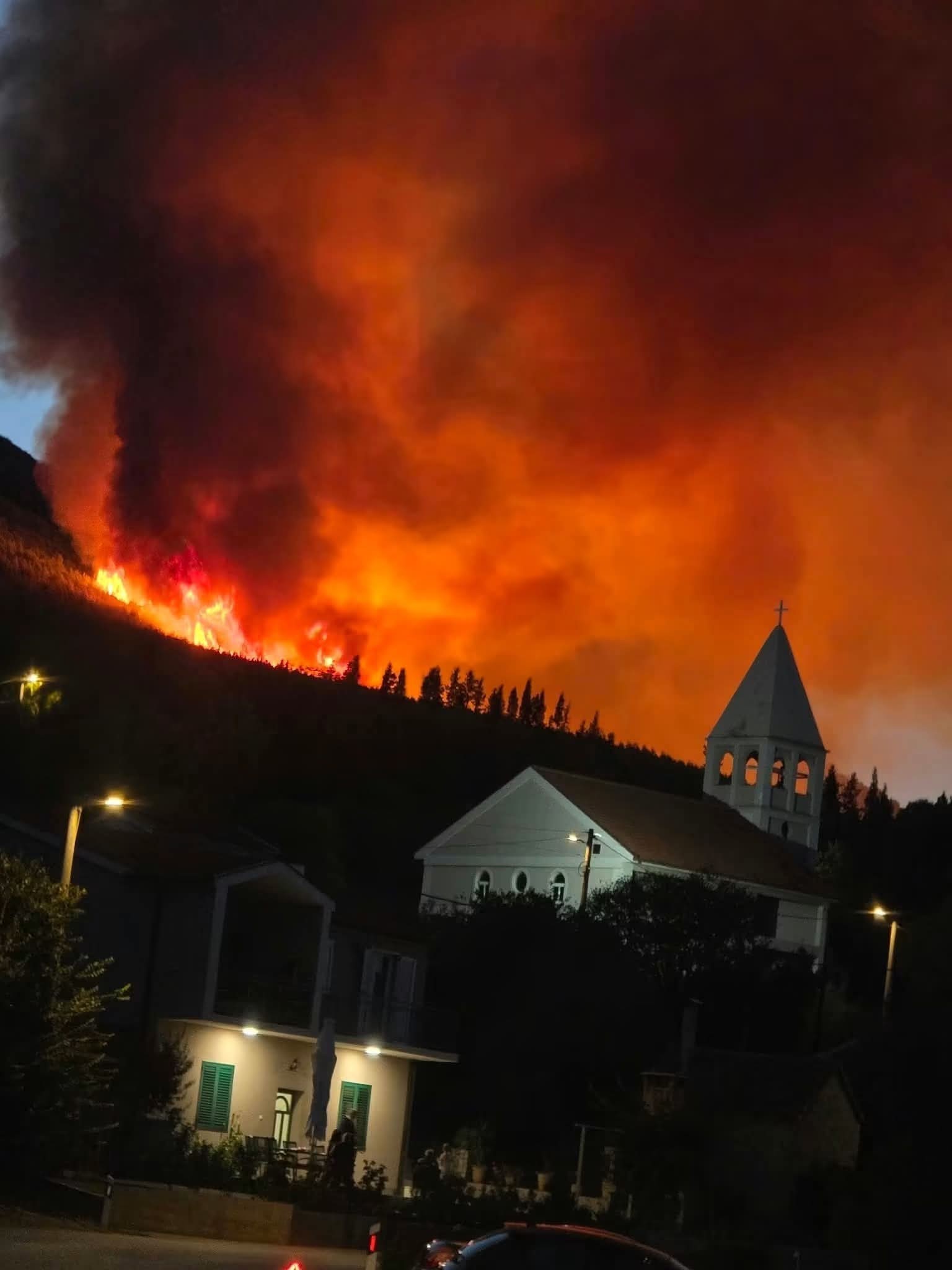 Vatra na brdu Rujnica i dalje aktivna, vatrogasci brane kuće