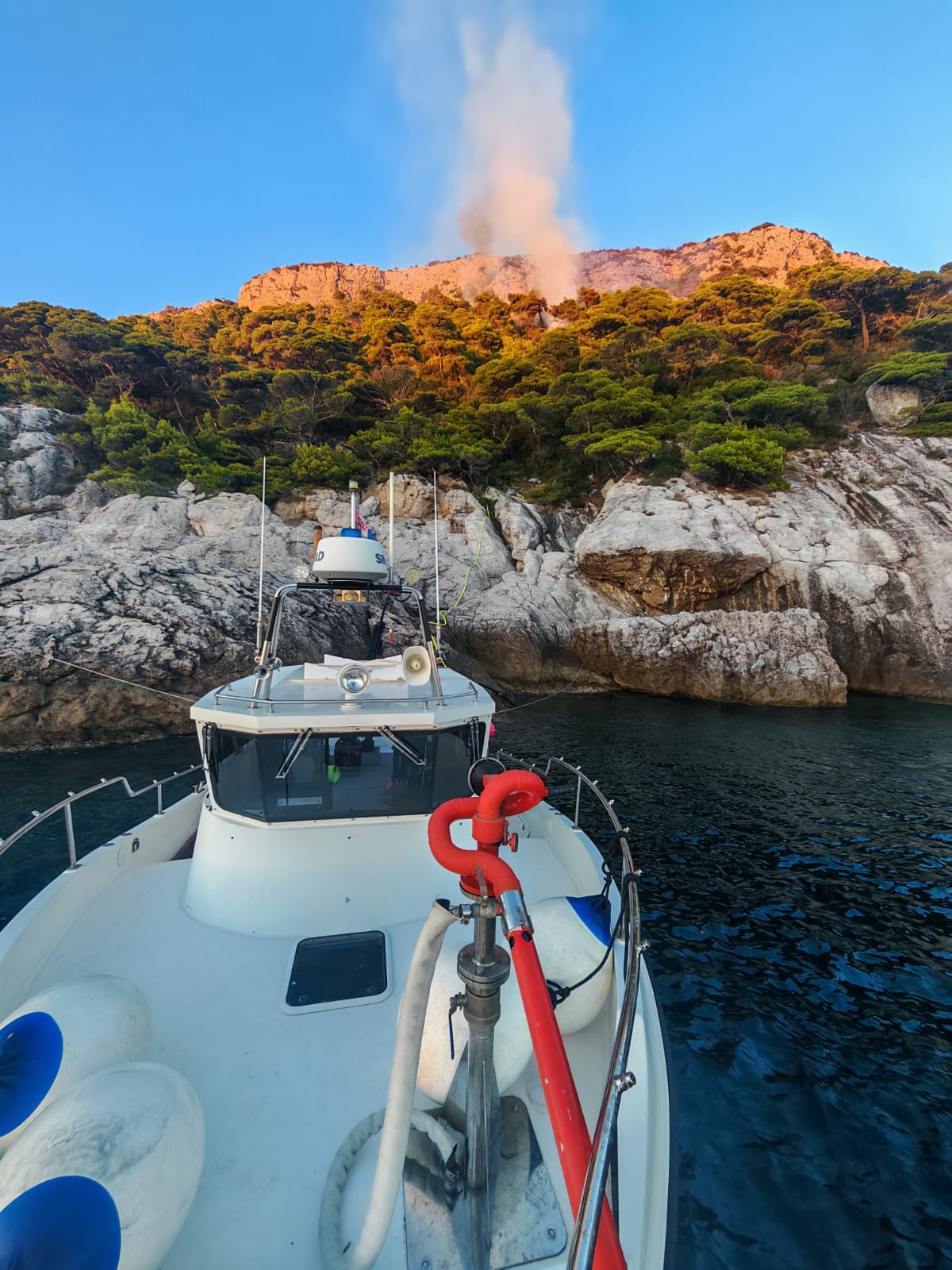 Aktivan požar na Jakljanu, na terenu 12 vatrogasaca