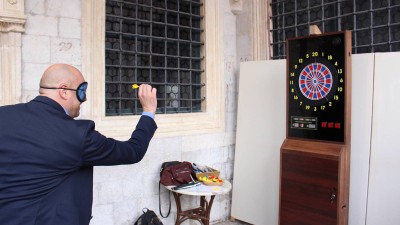 Župan Pezo sudjelovao u zvučnom pikadu povodom Dana slijepih