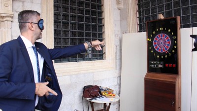 Župan Pezo sudjelovao u zvučnom pikadu povodom Dana slijepih