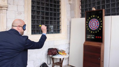 Župan Pezo sudjelovao u zvučnom pikadu povodom Dana slijepih