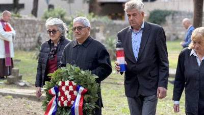 Položeni vijenci za poginule branitelje i civile