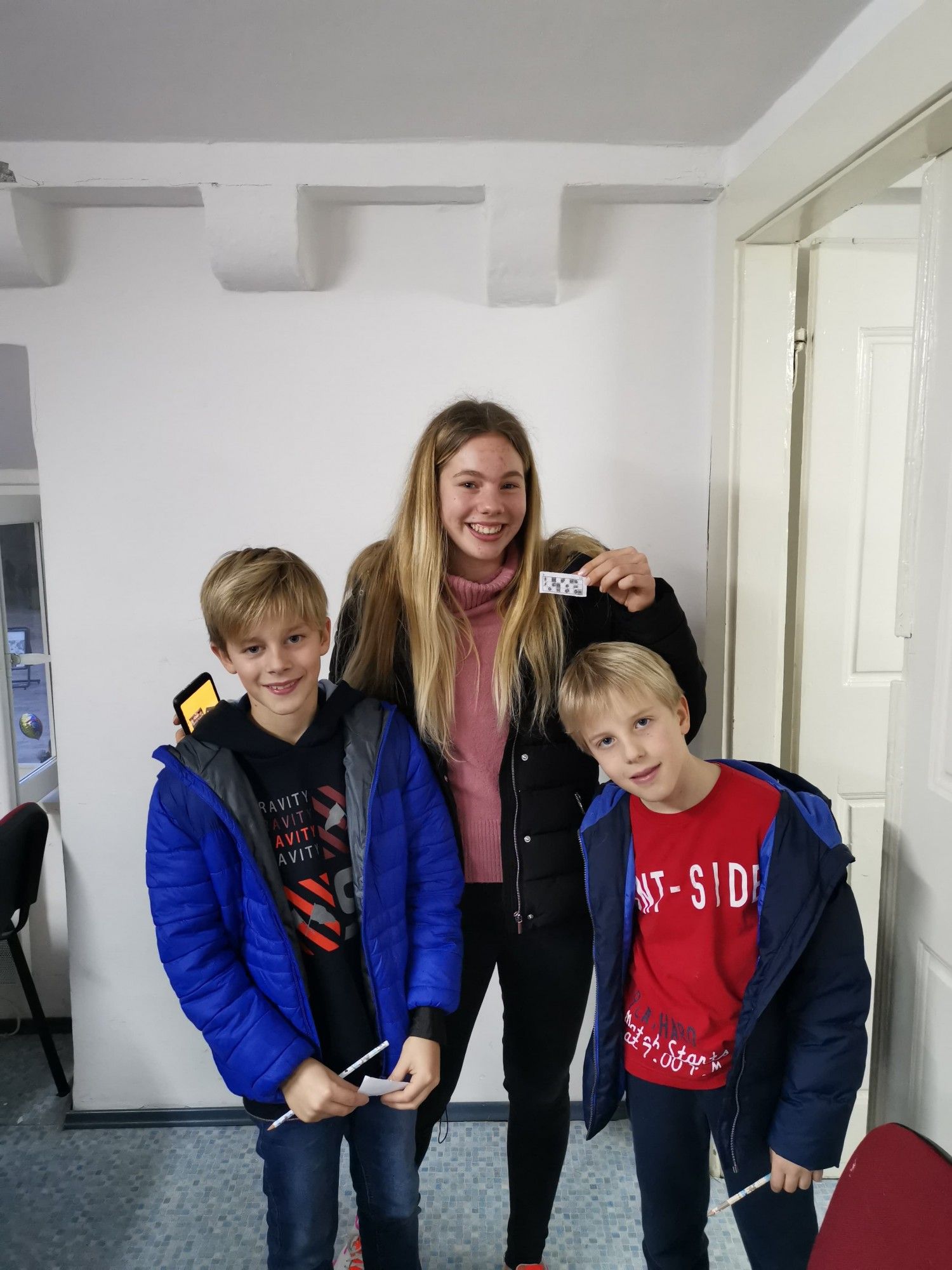 LETJELE LJUTE NARANČE ISPRED LUŽE