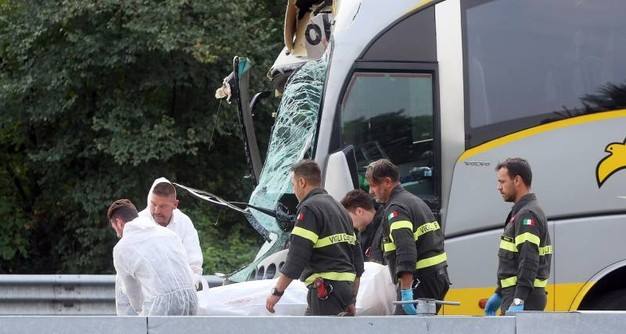 autobusa poginuo, 16 učenika iz BiH ozlijeđeno